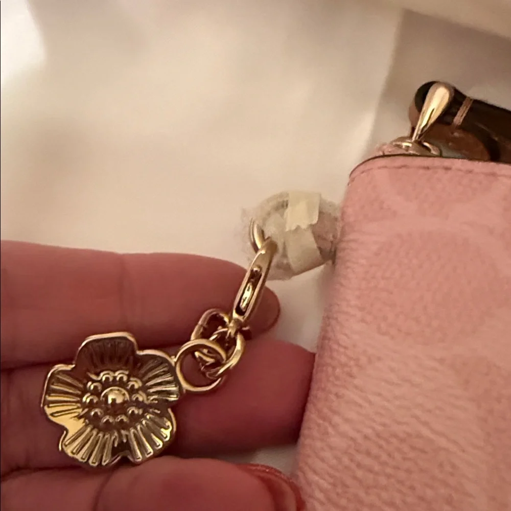 🩷NWT Pink Corner Zip Wristlet In Signature Canvas With Charm and Gold Hardware - Picture 7 of 8